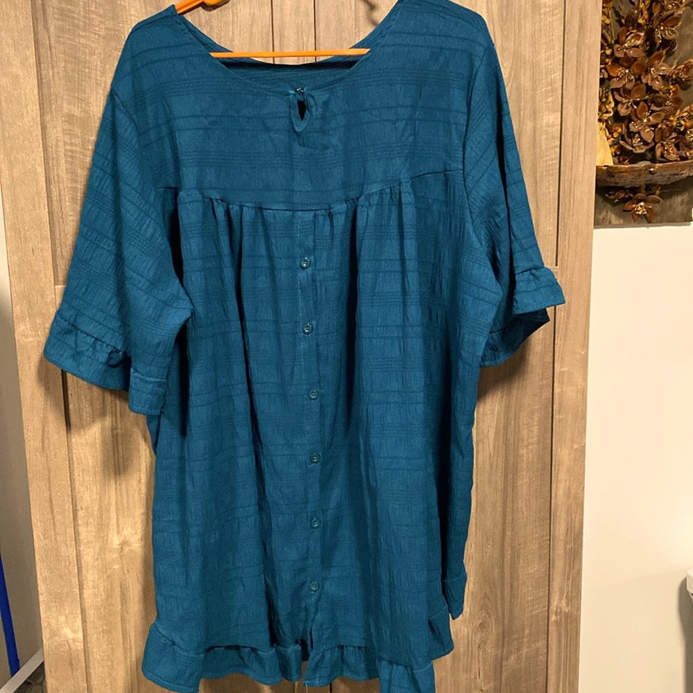 Beautiful dark teal 4x top